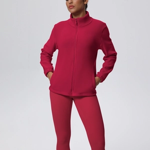 Dettaglio della giacca in pile rosso con zip per set yoga sportivo da donna
