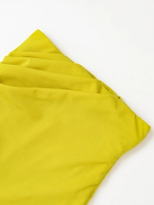 Vista macro dettagliata del tessuto a maglia giallo senape con trama morbida e a costine