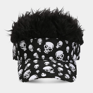 Casquette d'Halloween avec perruque noire hérissée et motif crâne blanc sur visière