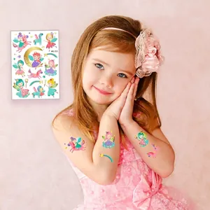 Tatouages temporaires pour enfants licorne et fée dorée montrés sur une petite fille