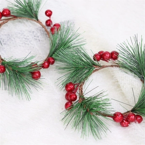Detailaufnahme künstlicher Tannenzweige mit roten Beeren für festliche Weihnachtsdekoration