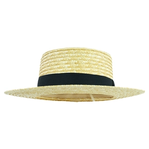 Dettaglio di un cappello paglietta con intreccio naturale e nastro nero elegante
