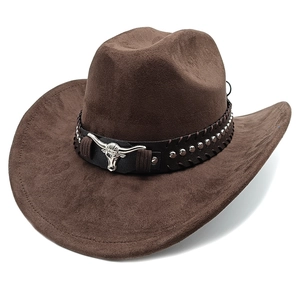 Dettaglio del cappello da cowboy in pelle scamosciata marrone con ornamento a toro