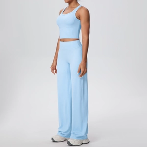 Vista laterale del set yoga azzurro con top racerback e pantaloni a gamba larga