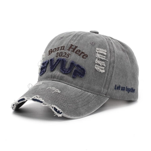 Détail de la casquette de baseball en coton gris lavé avec broderie 3D et usures