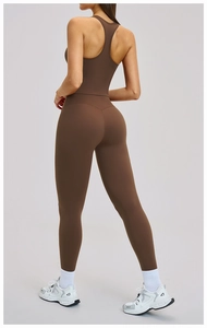 Vue détaillée du soutien-gorge de sport marron café et du legging taille haute pour le fitness