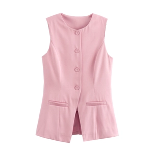 Détail du gilet rose sans manches à col en V avec boutons simples et poches décoratives