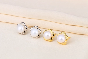 Detailed close-up of 8mm flower pearl stud earrings in silver and gold finishes