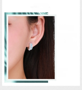 Détail d'une boucle d'oreille en argent s925 avec perles et turquoise sur mannequin