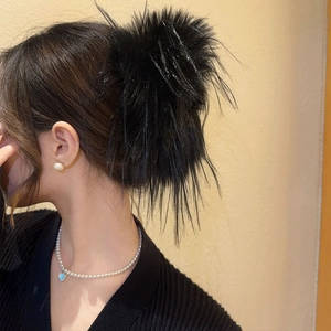 Pince à cheveux surdimensionnée en plumes noires avec paillettes pour un look chic