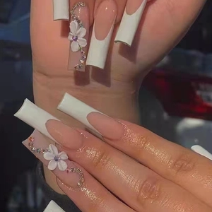 Faux Ongles à Presser Forme Cercueil Français Avec Fleurs 3D Strass Élégant Blanc Nude Longs Pour Décoration Femme