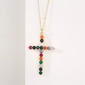 Gros plan d'un pendentif croix orné de pierres de zircone cubique multicolores serties