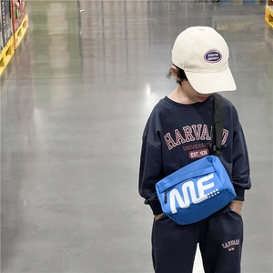 Sac bandoulière bleu pour enfants avec imprimé ME et sangle en nylon réglable