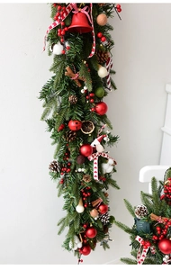 Detail van kerstslinger met rode bessen, dennenappels en warme LED-verlichting