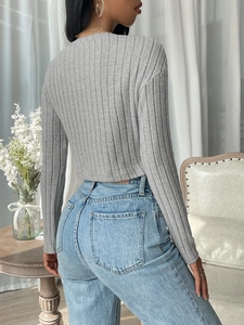 Slim fit grey ribbed long sleeve crop top with high waist blue jeans back view