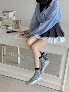 Chaussettes mi-mollet à rayures bleues et grises avec bordure noire et jupe plissée