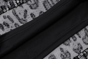 Vue macro du tissu léopard avec paillettes noires et détails de couture précis
