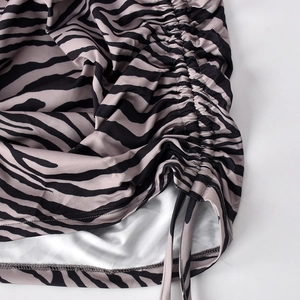 Detail eines Kleides mit Zebradruck, verstellbarem Kordelzug und feiner Stricknaht