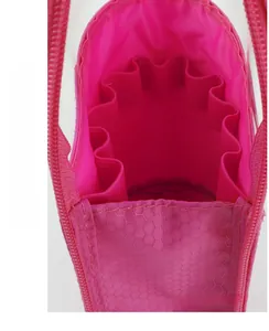 Détail de la trousse rose montrant le design intérieur avec bandes élastiques de maintien