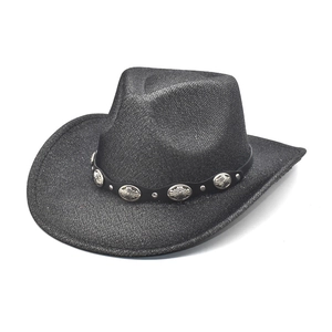 Dettaglio cappello cowboy nero glitterato con cinturino in pelle borchiato e fibbie argento