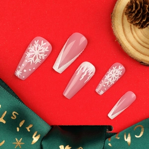 Unghie finte natalizie con fiocchi di neve 3D bianchi e glitter su base rosa