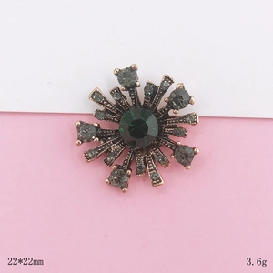 Detailansicht eines 22x22mm Vintage Perlenblumen-Accessoires mit grünem Edelstein-Inlay