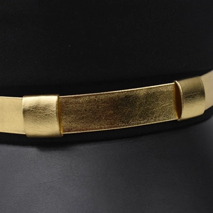 Casquette plate en cuir PU noir avec bande dorée de style militaire britannique