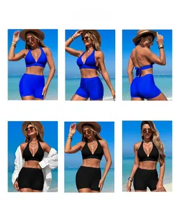 Vue détaillée du bikini taille haute en bleu marine et noir sur fond de plage ensoleillée