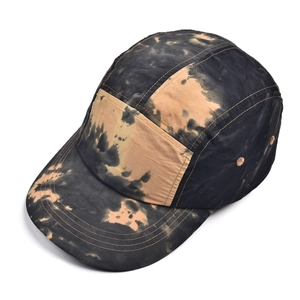 Détail d'une casquette tie-dye à séchage rapide avec œillets métalliques et style urbain