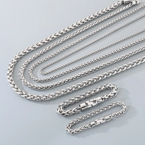 Vue détaillée de colliers et bracelets en acier inoxydable argenté de différentes tailles