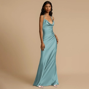 Elegantes hellblaues Satin Abendkleid mit Wasserfallausschnitt und offenem Rücken für Feste