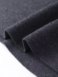 Dettaglio macro della trama a maglia grigio scuro di qualità e tessuto morbido