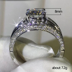 Lussuoso anello in rame placcato con zircone da 8mm e pavé su metallo bianco