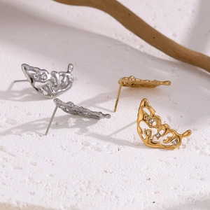 Gros plan sur des boucles d'oreilles en métal liquide avec zircons en or et argent