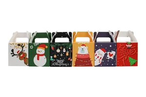 Détail de six boîtes cadeaux de Noël festives en papier avec poignées colorées