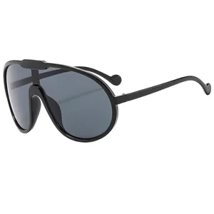 Occhiali da sole shield neri oversize con lenti grigie monoblocco e montatura lucida
