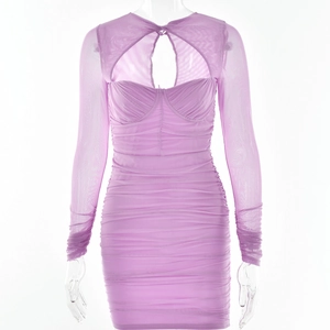 Detail des lila gerafften Netzkeids mit langen Ärmeln und sexy Cut-out am Ausschnitt