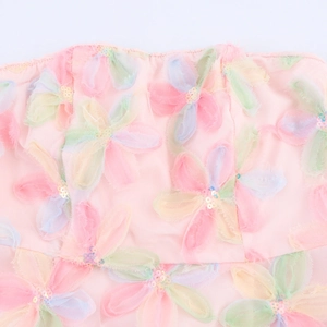 Robe en tulle rose avec broderie florale 3D et détails de paillettes brillants