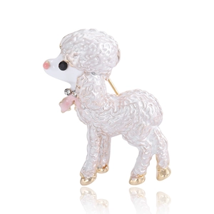 Broche caniche blanche en émail avec détails dorés et cristaux sur fond blanc pur