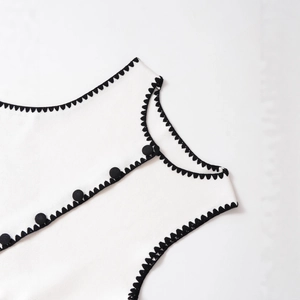 Mode-Strickweste für Damen mit kontrastierenden Wellenkanten und schwarzen Knöpfen