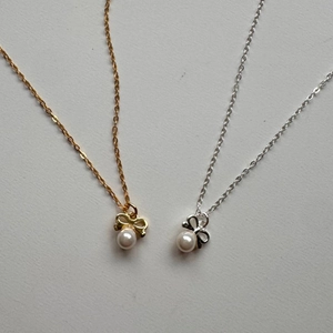 Minimalist 925 sterling silver bow and pearl necklace in gold and silver finishes