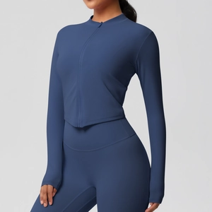 Détail de la couture et de la texture de la veste de yoga bleu marine à fermeture éclair