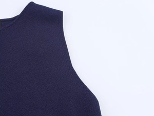 Detailansicht des dunkelblauen Strickkleides mit Rundhalsausschnitt und feiner Textur