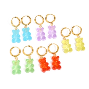 Lot de cinq paires de boucles d'oreilles oursons colorés avec anneaux en acier doré