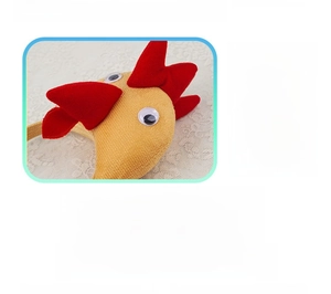 Gros plan d'un serre-tête en peluche coq avec crête rouge et design 3D créatif