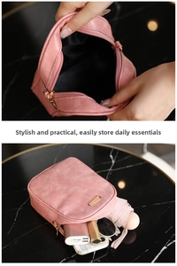 Dettaglio della borsa a tracolla rosa in pelle cerata vintage con vari scomparti interni