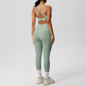 Vista posteriore del set yoga verde menta con reggiseno incrociato e leggings a vita alta