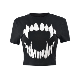 Détail du t-shirt crop top à col rond noir avec imprimé bouche dentée blanche