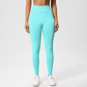 Detailansicht der nahtlosen High-Waist-Yogahose mit Peach-Lift-Effekt aus hellblauem Stoff