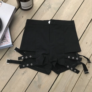Dettaglio di pantaloncini cargo neri a vita alta con cinturini laterali e occhielli metallici